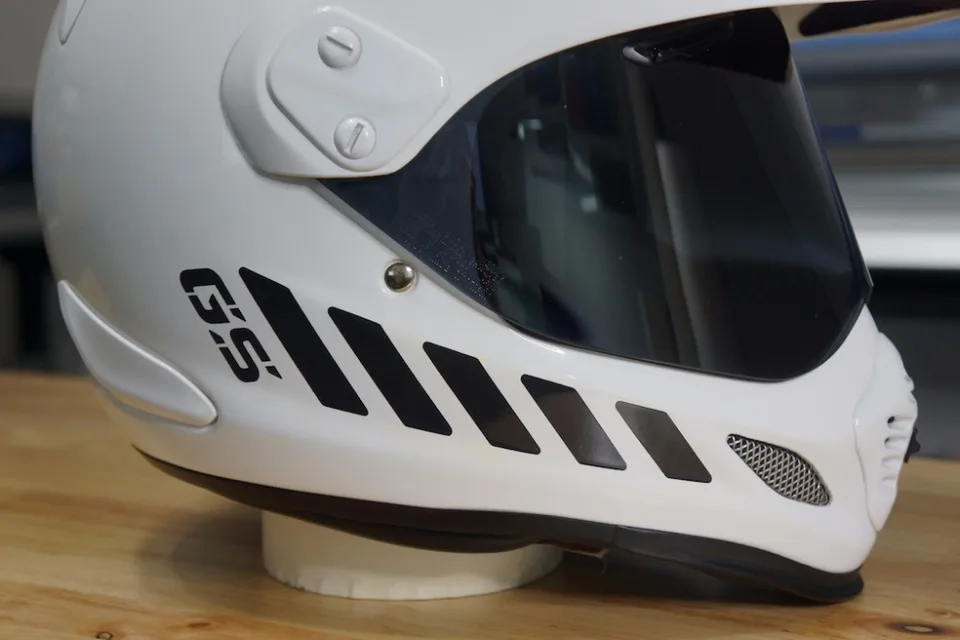 GS Reflexná bezpečnostná nálepka GS pre motocyklovú prilbu Arai XD4