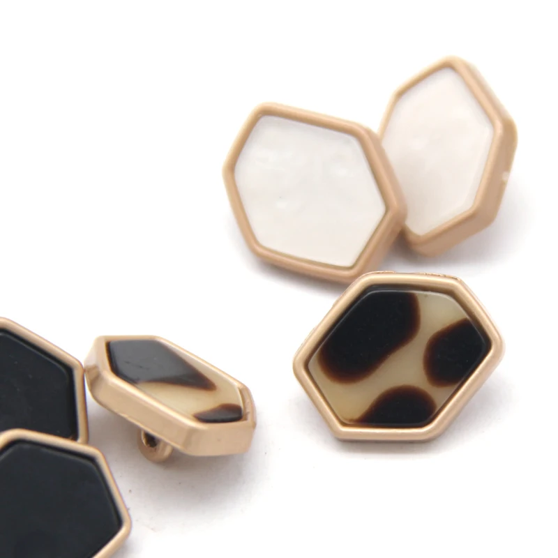 HENGC 30 mm leopard hexagonálne kovové dámske gombíky pre odevy vintage ručne vyrábané dekoratívne remeselnícke doplnky Veľkoobchod