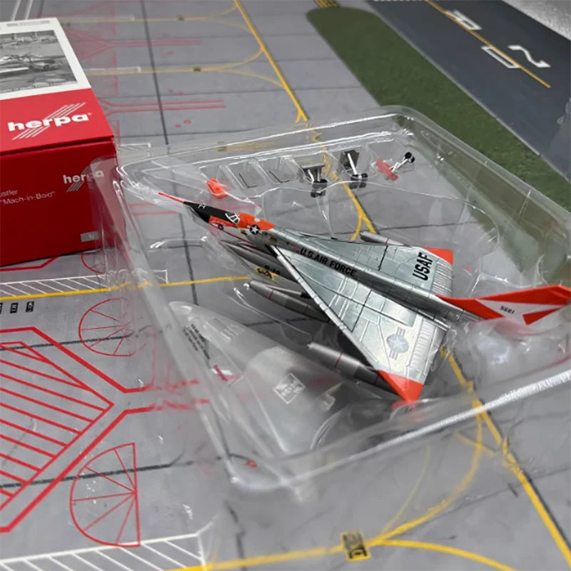 Herpa Diecast 1: 200 Scale Scale Air Force B-58A Bomber XB-58 Zliatinový stíhací model simulácia Suvenír Hobby Collection Toy Gift