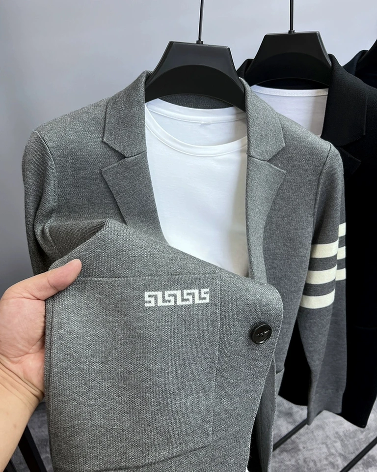 High -end Brand Pánsky pletený sveter sveter populárny jesenný zimný módny pruhový dizajn Kórejský náhodný teplý kabát