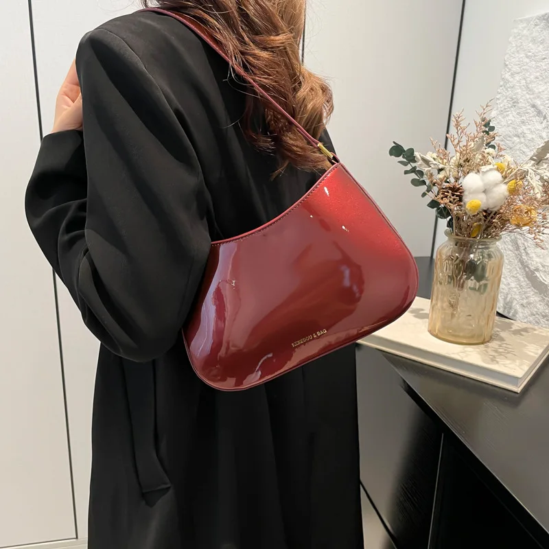 High -end Čerešňová červená patentovaná kožená lesklá povrchová podpazušia vrecko Elegantná dáma Magnetic Buckle Ramer Bag Luxusná textúra kabelky