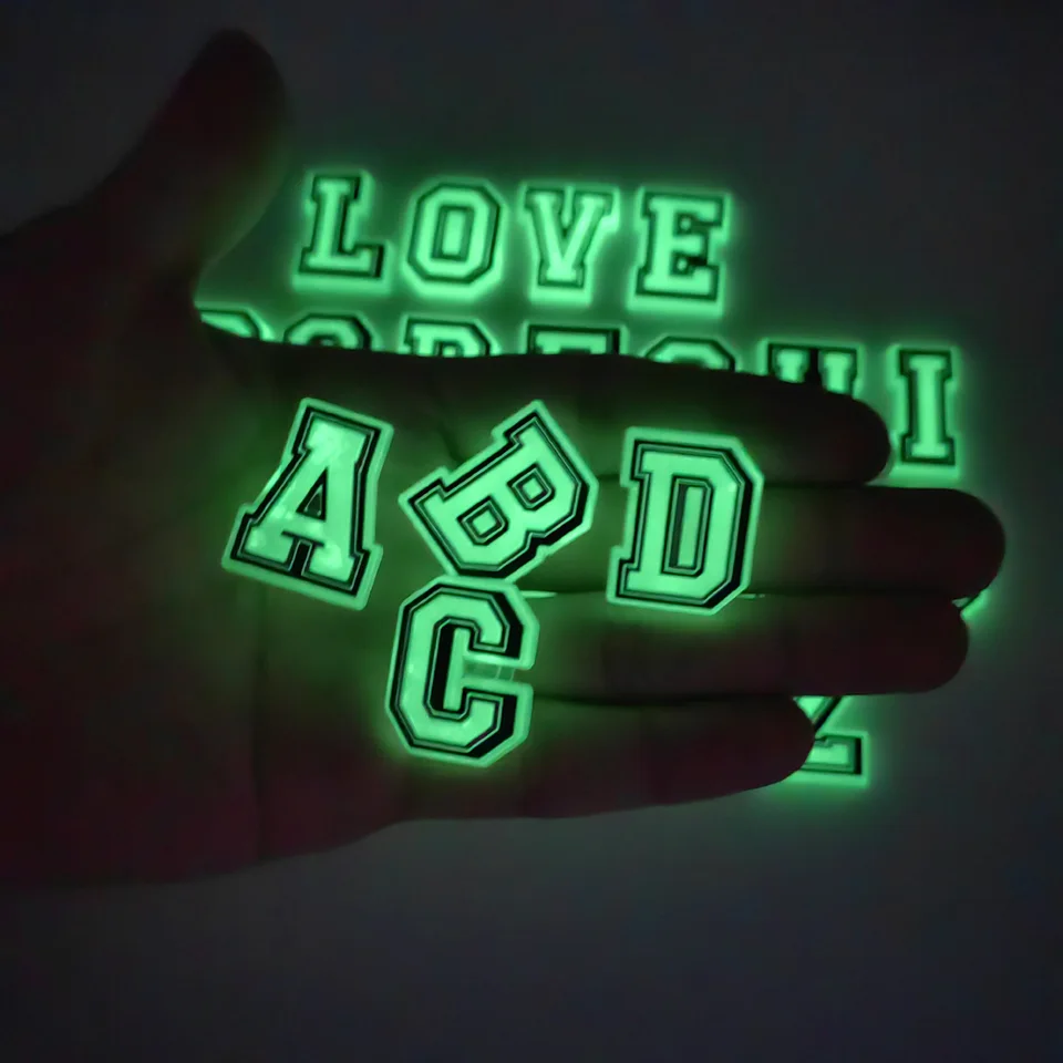 Horúce 1ksové písmeno a číselné kúzla PVC PVC PVC Lichtgevende Shoe Aceessories Fit Shoe Decorraties Kids X-Mas