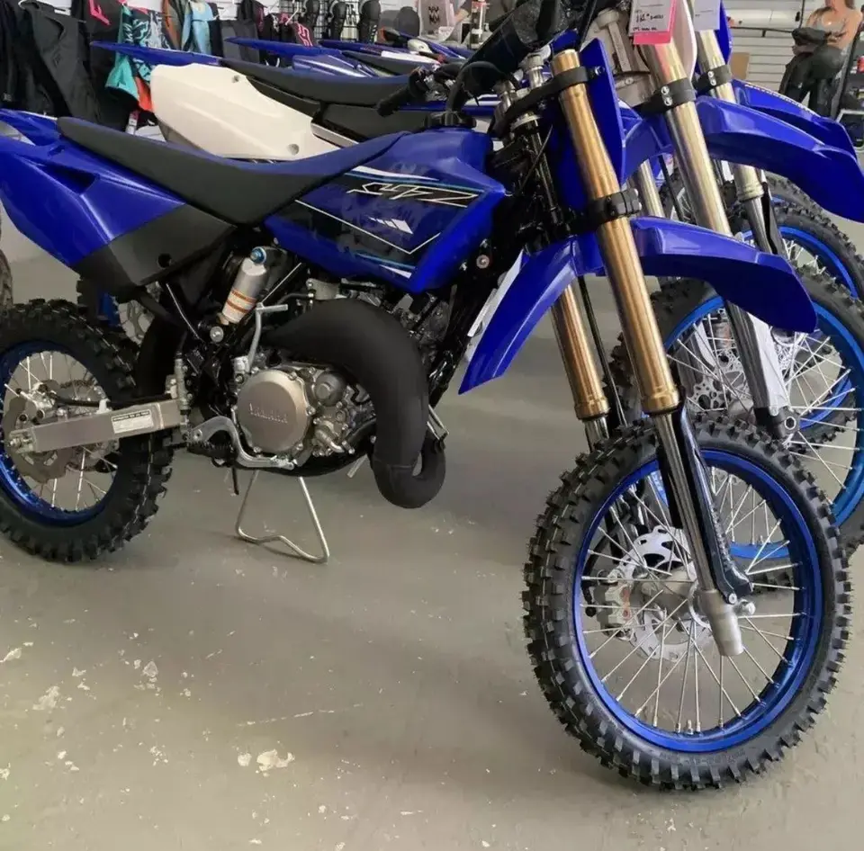 Horúce nové závodné motocykle Yamahas YZ85 YZ125 YZ250 XT125 XT225 XZ125 TTR125