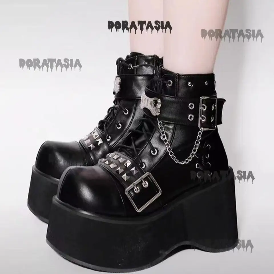 Hrubá spodná plošina vysoké podpätky Ženy členkové topánky Y2K pracky kliny retiazka Návrhár dizajnér štýlové trendy punk goth topánky Dámy