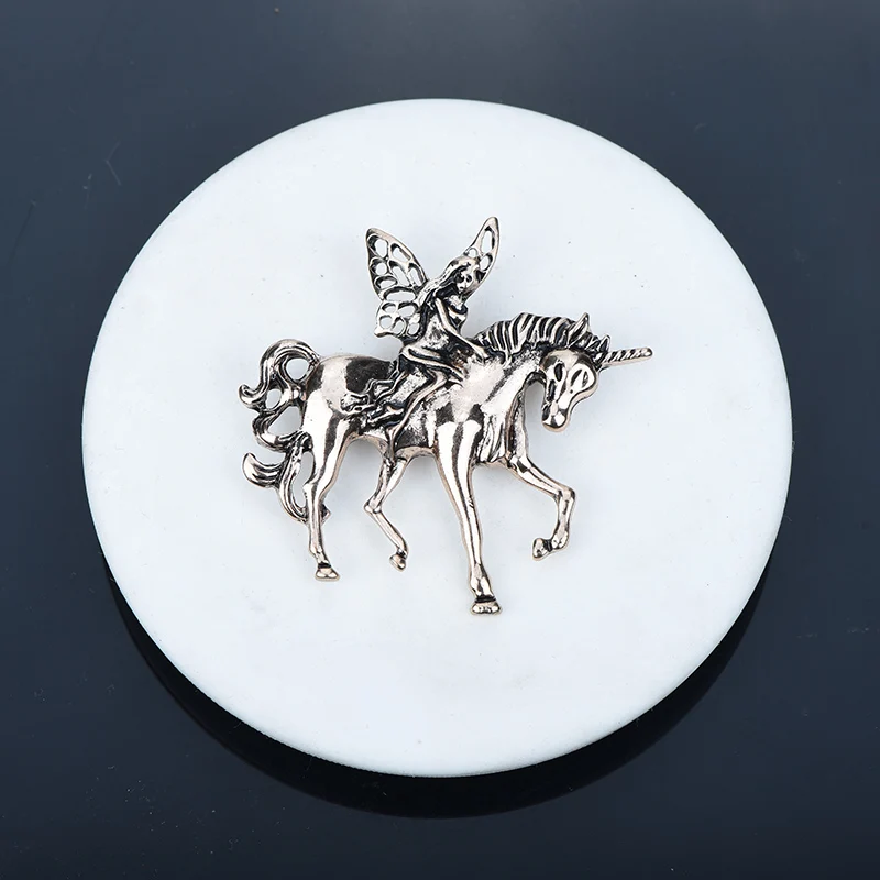 Iceyy Vysoko kvalitné retro vinobranie koňské brošňa pre pánske oblečenie Corsast Pin Pin odznak a doplnky