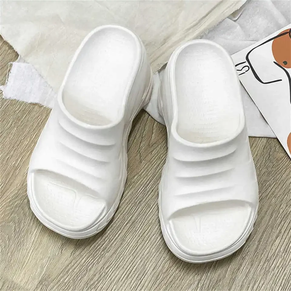 Indoor Sumer červené topánky Ženy Sandále Ženy letné umývateľné klinky na hosť