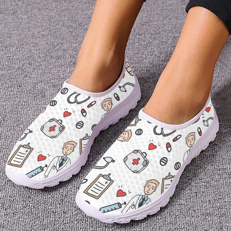 InstantAts White Doctor Design Slip On topánky Ľahké lekárske tlačiarenské tenisky Soft Solled topánky pre letné príležitostné topánky