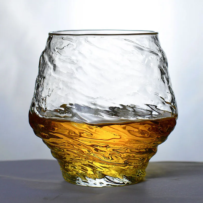 Japonská umelecká koncepcia padajúca Sakura Snow Whisky sklo sake červené víno ochutnávka pohárik drevené krabičky