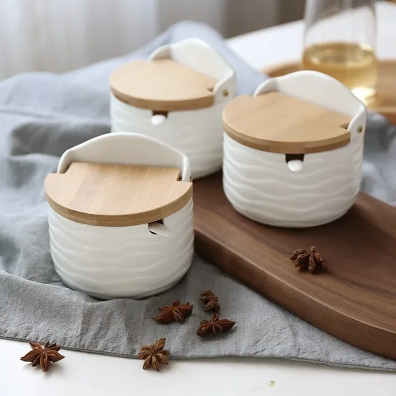 Japonský štýl keramické korenie nádoba Set drevené veko bambusové podnosové podnosové korenisté nádoba s lyžičkou domáci cukrový soľ korenie skladovacia nádoba