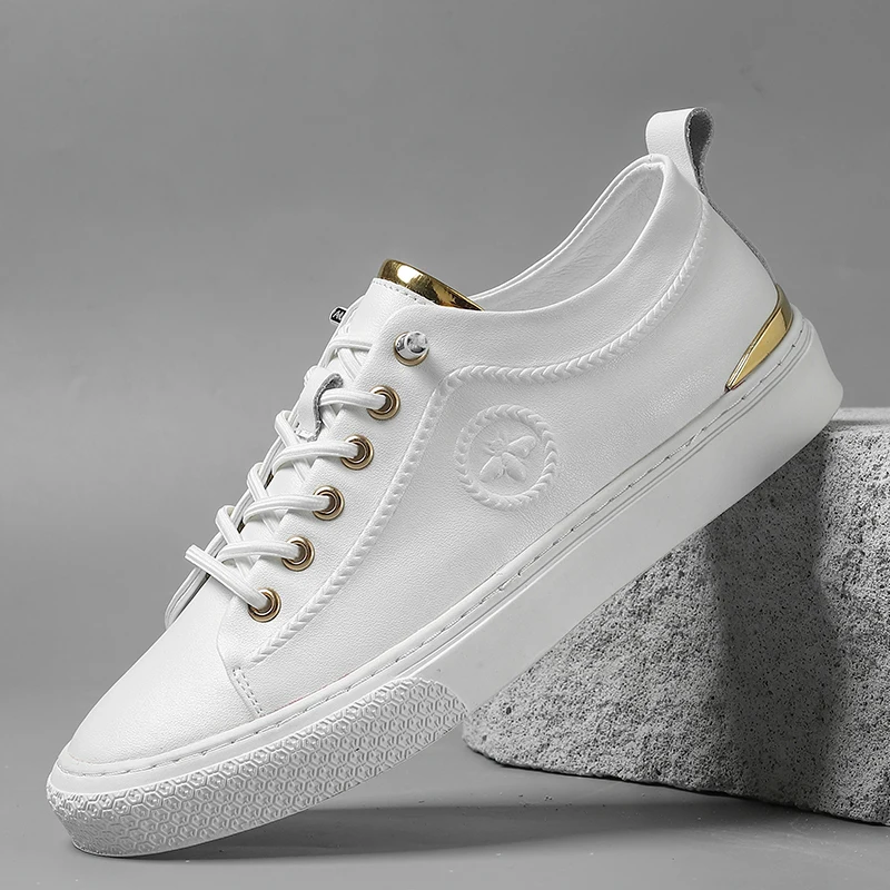 Jarná jeseň muži Originálne kožené príležitostné topánky Lace-up luxusný dizajnér biely plochý korčuľový topánka mladý muž módna chôdza tenisiek