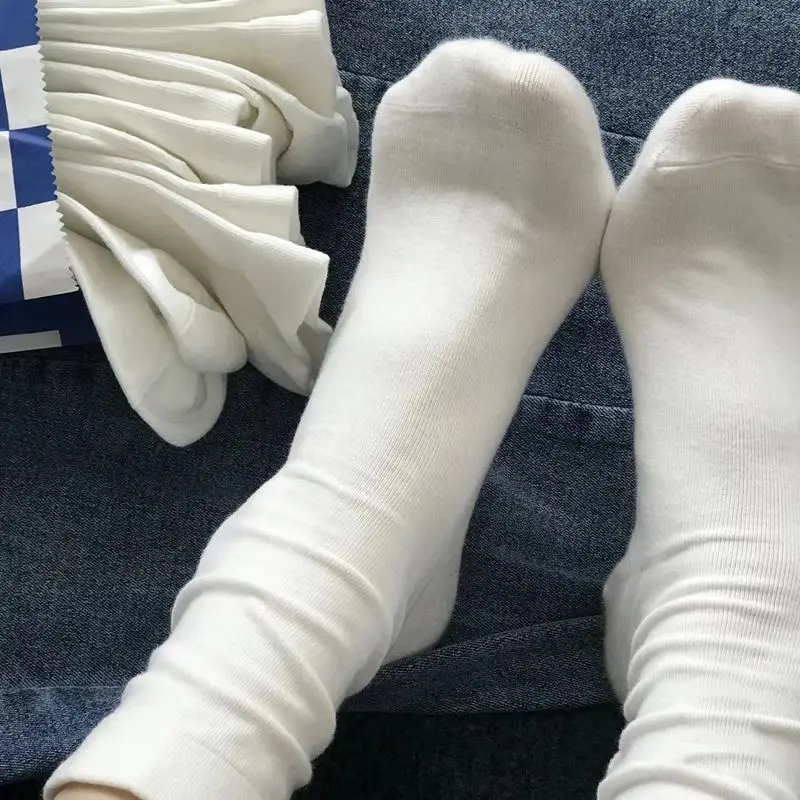 Jednoduché a všestranné ponožky bielej strednej trubice pre mužov Ženy na jar jeseň čisté bavlnené ponožky čierne biele klasické ponožky