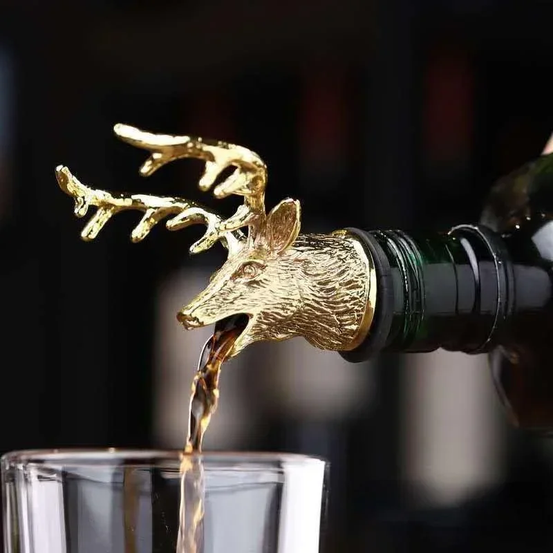 Jelene nalievanie na odlievateľné olejové olejové fľaše na fľašu s fľašou na fľašu s výtokom zátknu z úst bartend