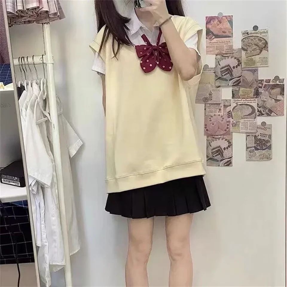 Jeseň Zimná dámska žltá výšivka Kórejský kórejský módny sveter Cotton Basic Tops2025 Japonská jednotná vesta V