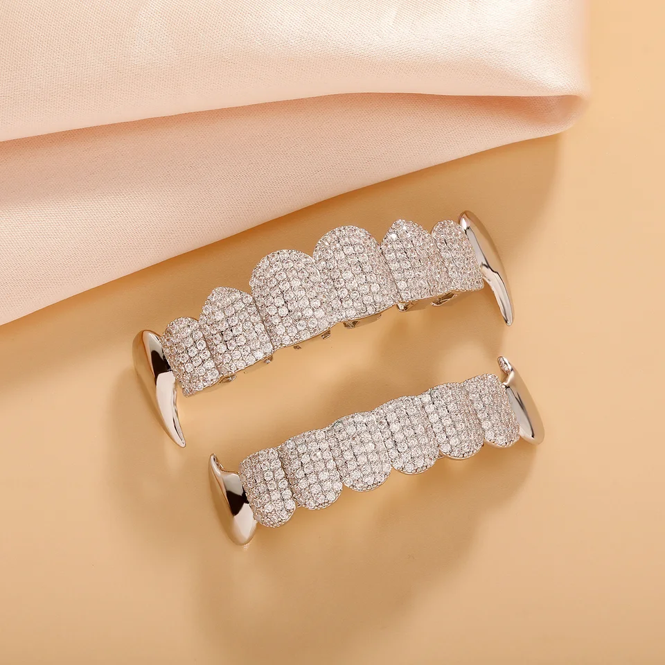 Jinao Nový 2024 Full Iced Out 8teeth Hip Hop Square Vampires Fangs Cosplay Grillz Charm Aaa+ Cz Men and Woman Jewelry na darček