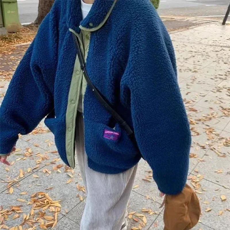 Južná Kórea Chic Autumn a Winter Retro obojstranné opotrebovanie dizajnu malých štítkov Loty All Canting Long Ruckve Jahňacie vlna ...