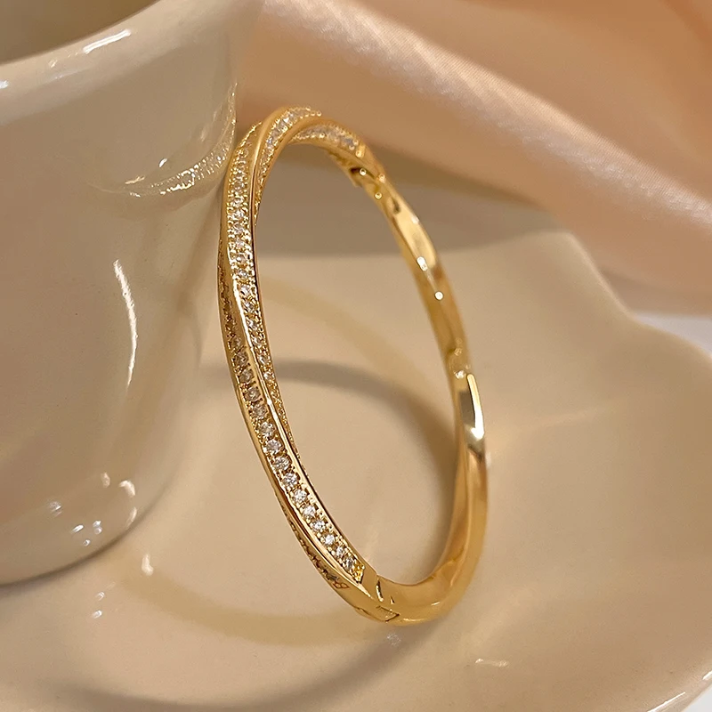 Južná Kórea Nový dizajn módne šperky 14k ZLATNÉ SPOLOČNOSTI SIMPLE LIST U Zirkón Náušnice Elegantné dámske denné pracovné príslušenstvo