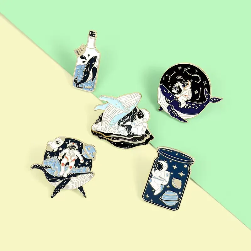 Karikatúra astronaut a veľryby smaltované špendlíky Adventure Ocean Drifting Bottle Brošes BAG BAGGES LAPLE ROZDELENÉ ŠPECKY Darčeky veľkoobchod