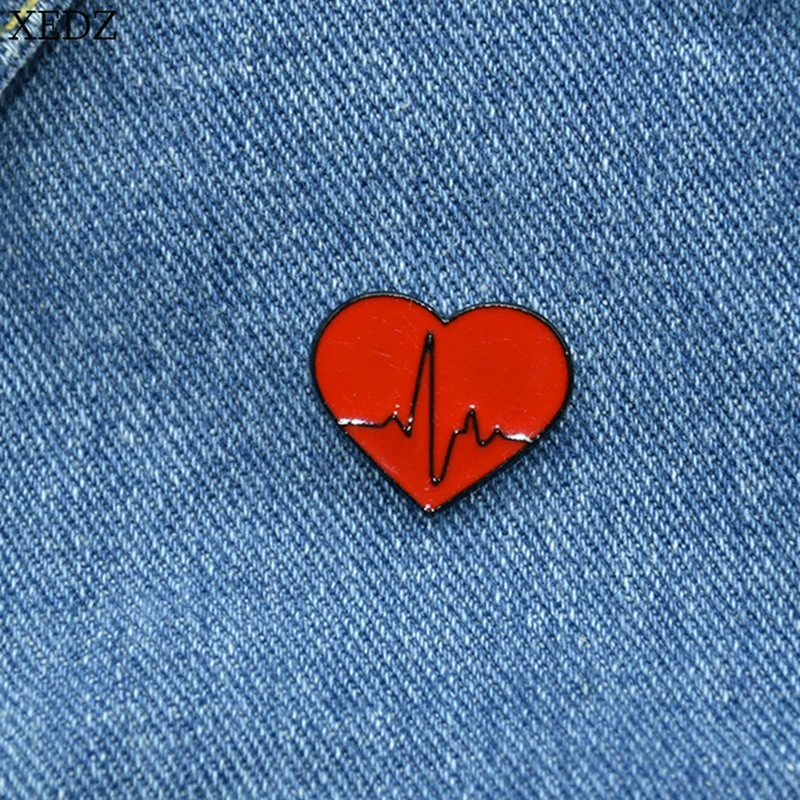 Karikatúra Red Love Cardiogram Deti Zábavný liek liek Smalt Pin Men a ženy kovové odznaky punk oblečenie kloel brošňou darček