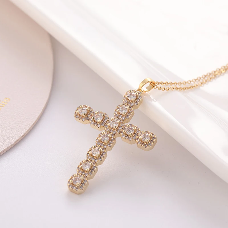 Klasický krížový prívesok Náhrdelník náhrdelník Bling Smienok Krištáľový kríž prívesku pre ženy pre ženy Party šperky