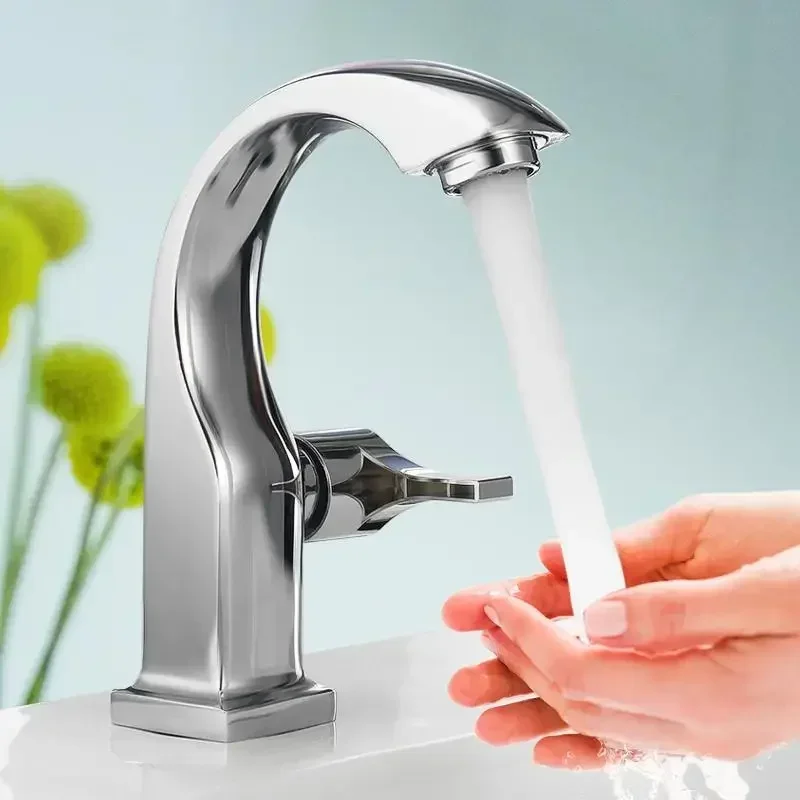 Kohútik kotliny Chrome Moderná kúpeľňa Faucet paluba namontovaná na umývanie vodopádu Swan vodopád s jednou rukoväťou umývadlo kohútik
