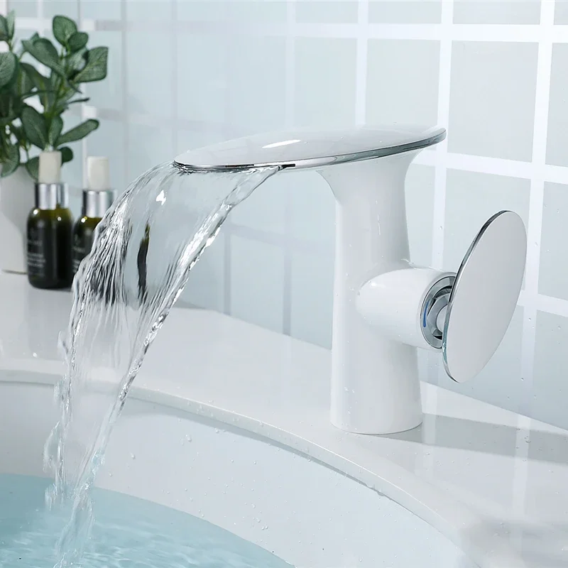 Kohútiky Biele mosadzné kúpeľňa Taps Waterfall Faucet Black Chrome Hot and Cold Water Mixer Taps