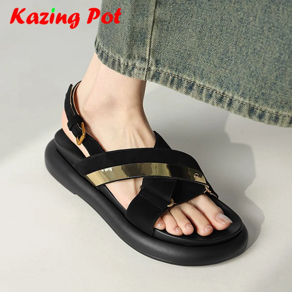 Krazing Pot Kid Suede Med Pätky Čierna farebná plochá platforma Peep špičky letné topánky voľný kovový upevňovače Moderné ženy sandále ins