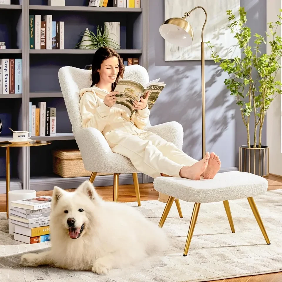 Kreslo prízvuku Boucle Accent a osmanská súprava, kreslo Sherpa so zlatými kovovými nohami, stoličkou na čítanie s vysokým obsahom chrbta a podozím pre obývaciu izbu