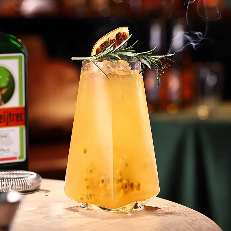 Krištáľovo sklenená fľaša na víno, šálky červených fľaše, ochabnuté zlaté víno Dekanter, domáci bar Vodka pivo fľaša, JR, JR