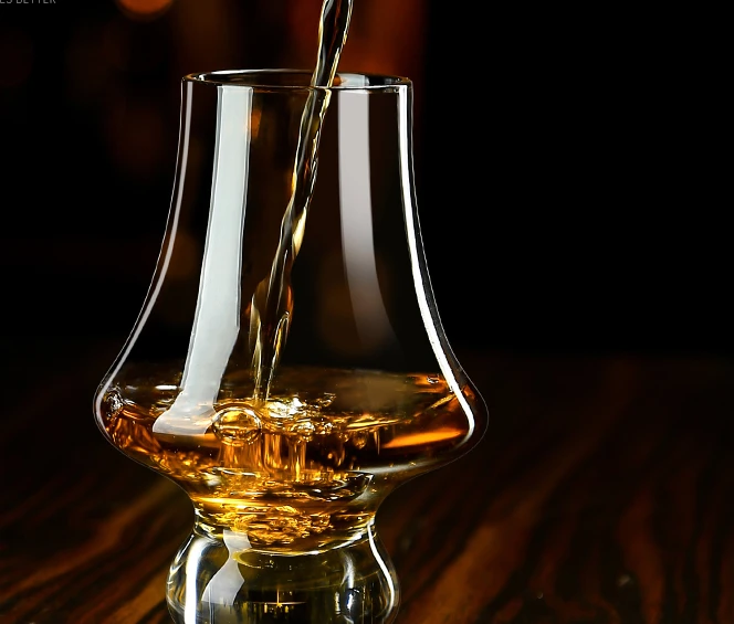 Krištáľové ručne vyrábané sklenené šálky, aróma, whisky