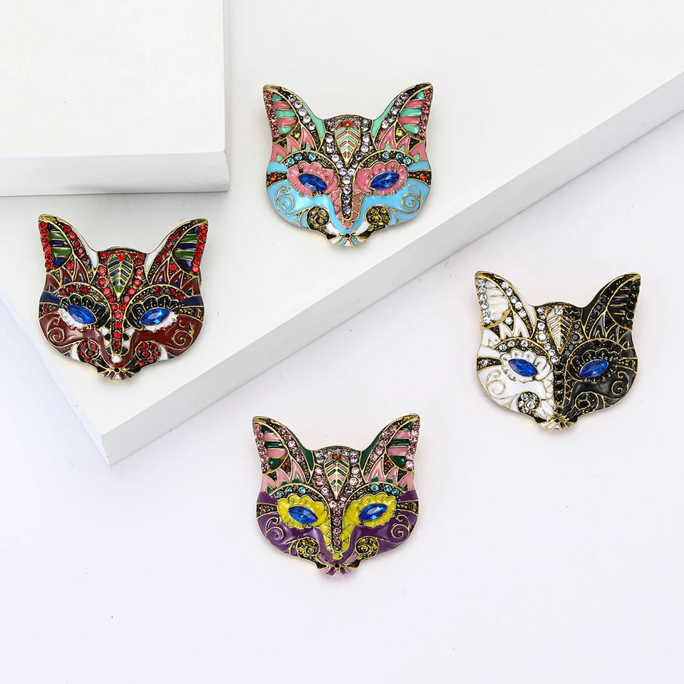 Krásne brošni z masky Fox Mask pre ženy unisex zvierací špendlíky 4-farebné dostupné módne šperky Darčeky
