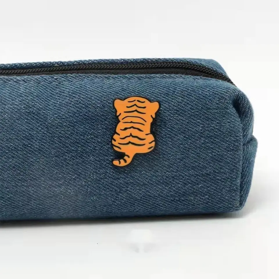 Kvapkajúci olej Little Tiger Anti-Glare Brošňová brošňa Pečené smaltované mobilné telefónne reťazce Karika