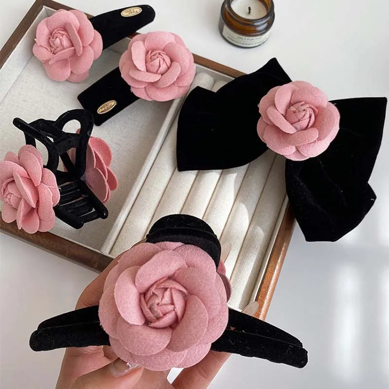 Kórejská ružová zamatová camellia vlasov na vlasy Claw pre ženy vintage elegantný kvetinový tvar žraloku klip hlavy kadernícke doplnky