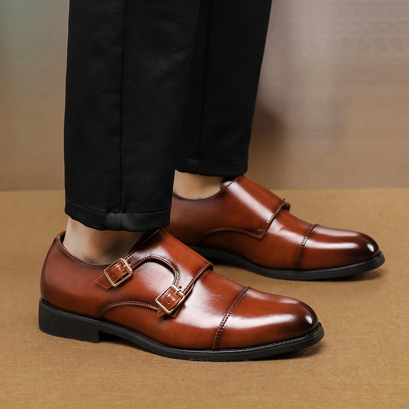 Kórejská verzia Men ležérne topánky Razené kožené muži módne práčky Pánske sklzné dosky Oxford Shoes Spring Elegantné byty
