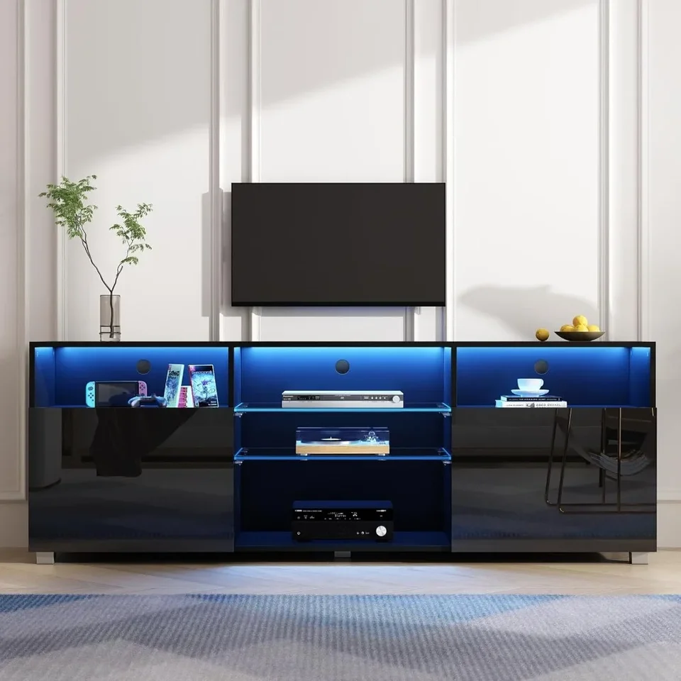LED televízor stojan pre televízor 65/75 palca, moderné mediálne televízne stredisko pre televízne stolové stredisko so zásuvkami a LED svetlami, stojan na televíziu