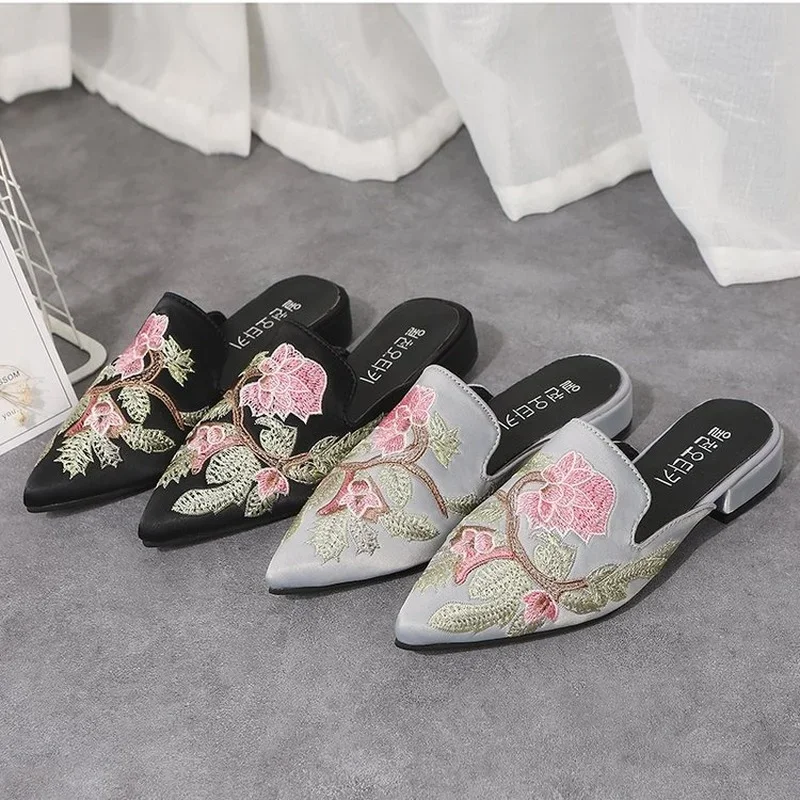 Letné topánky Ženské papuče Elegantné vyšívané špicaté špicaté prsty mules žena neformálne sklz-on topánky dizajnér Slides Zapatos de Mujer