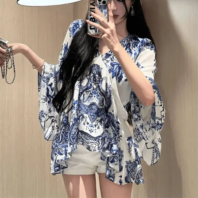 Liguyue Ruffle Patchwork V-NECK Letná blúzka Čínska retro modrá a biela porcelánová tlačiareň