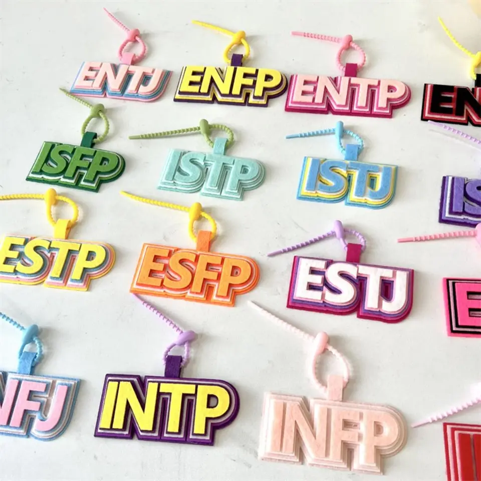 List MBTI Kľúčový reťazec Kórejský štýl Keyring Netkanané prívesné kúzla farebné štýly 16 Typ Osobnosť Kľúčová reťazová dekorácia