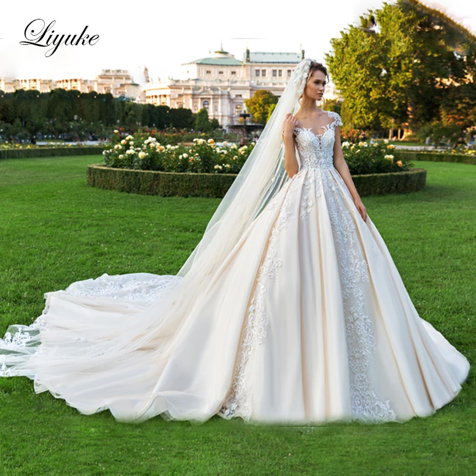 Liyuke Champagne Color Ball Gown Svadobné šaty s elegantným saténom a čipkadlami na šitie gombíkov