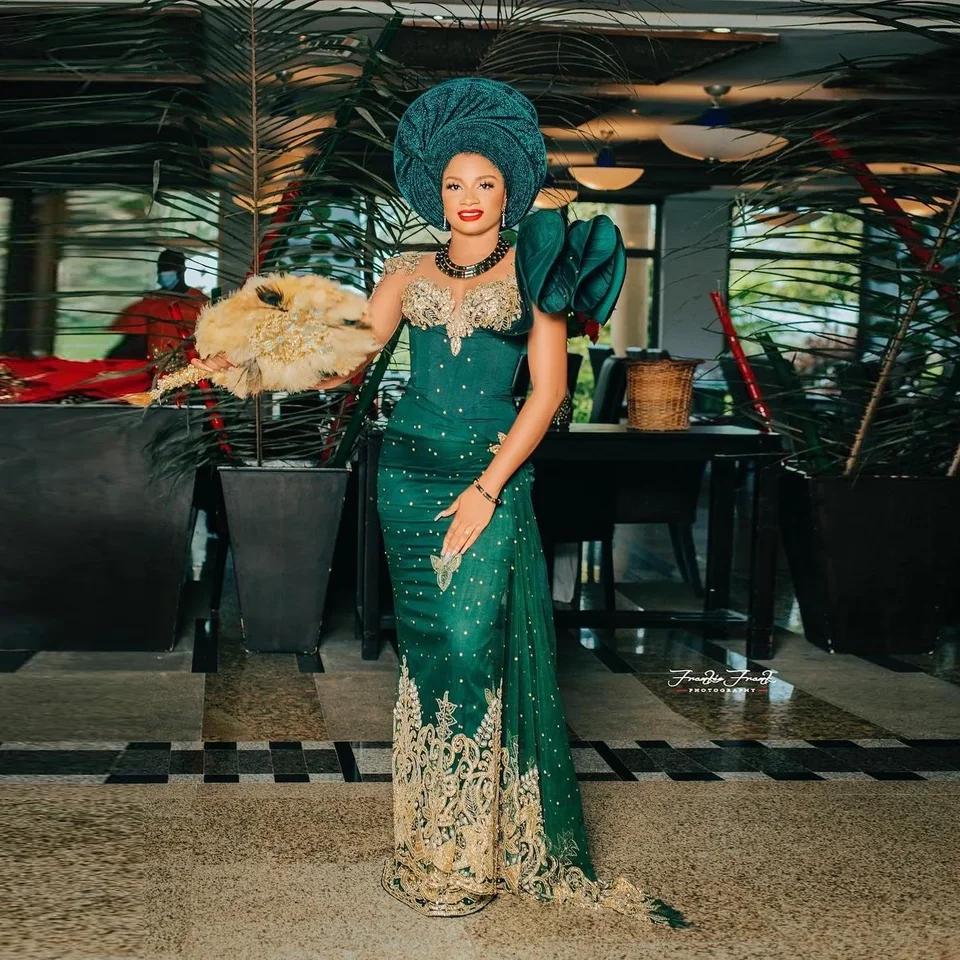 Luxusné dlhé večerné šaty na svadbu Jedno rameno Emerald Green Mermaid Prom šaty s rukávmi Asoebi Party Dress Aplikácia