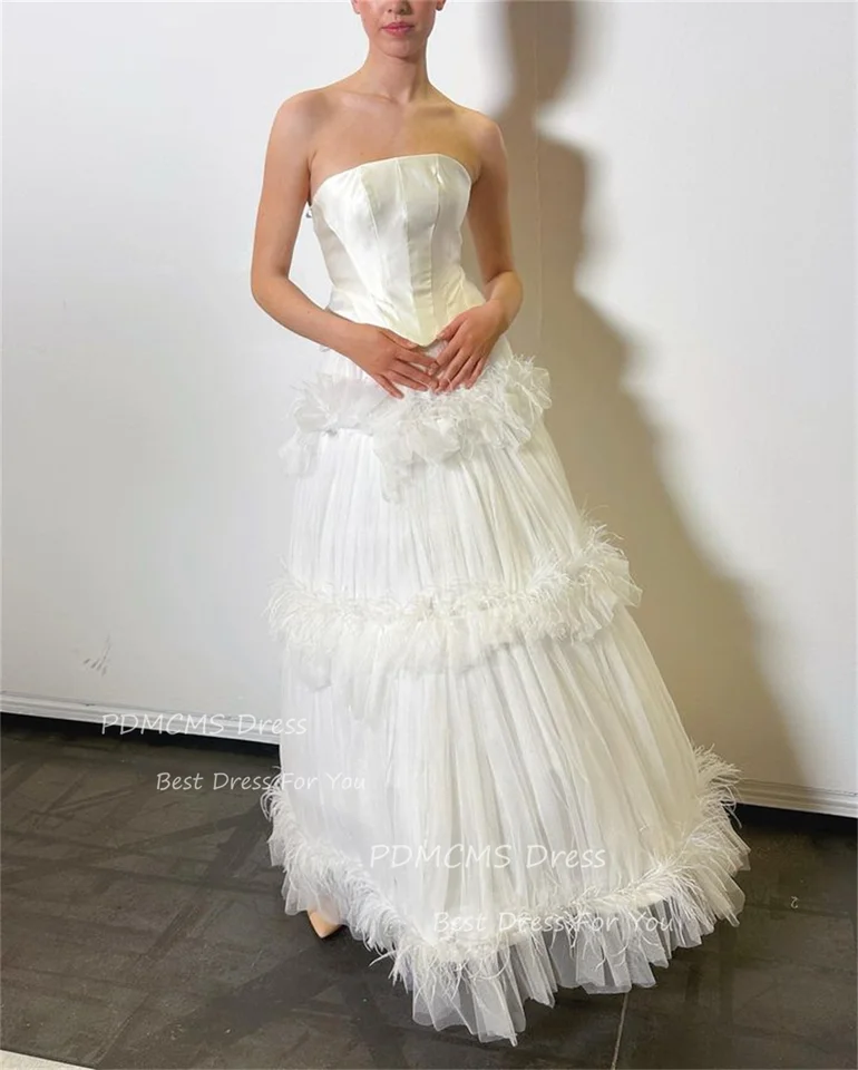 Luxusné tyl tylu bez ramienok Linewedding šaty odstupňované rukávové elegantné biele perie Country šaty formálne svadobné šaty