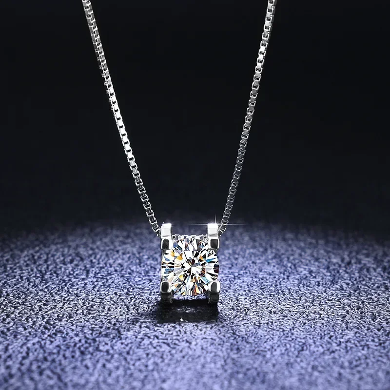 Luxusný PT950 Platina Vynikajúca rez D Diamond Test Diamond 1 Carat Moissanite Cow Head Prívesok Náhrdelník Dámske príslušenstvo
