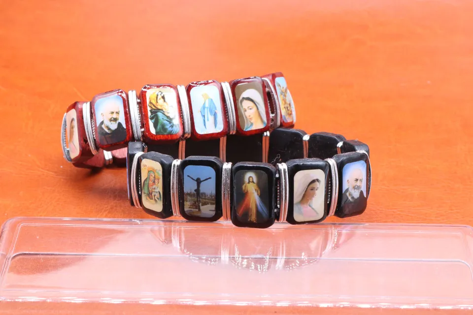 Malý kovový drevený náramok, rímskokatolícky sv. Jesus Virgin Image náramok, klasický ruženec korálkový náramok.