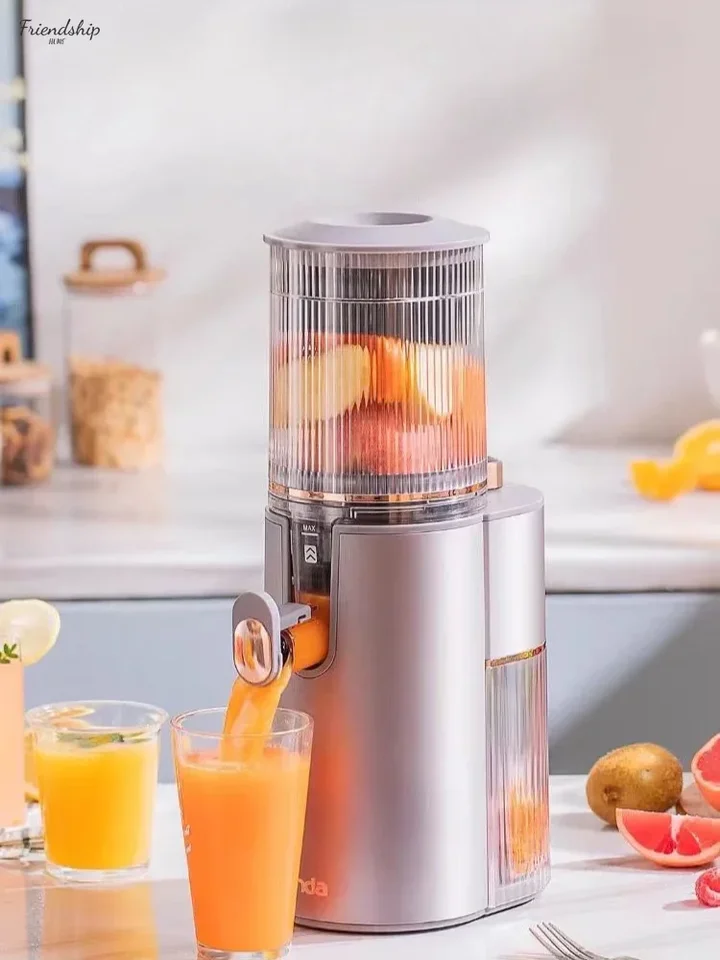 Malý odšťavovač pre domácnosť. Oddelenie zvyškov džúsu. Veľký priemer. Automatické. Nové.