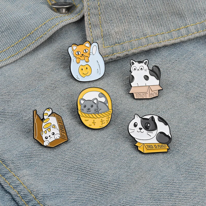 mačka v košíku smaltované brošny Funny karikatúra Pins Batohové odznaky módne šperky Festival festival suvenír darčeky