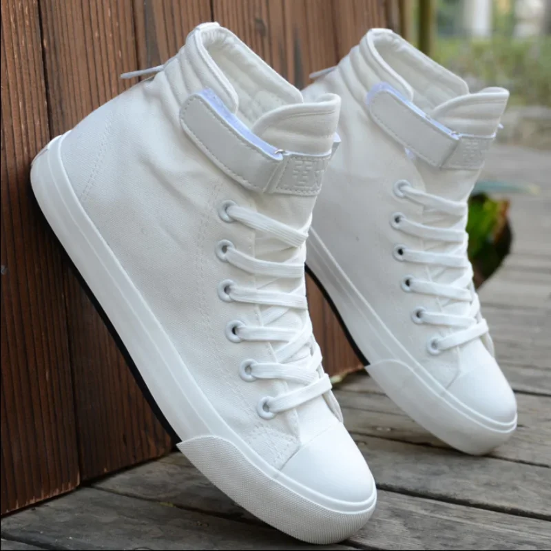 Men topánky High Top White Canvas topánky 2021 leto nové pánske tenisky módne priedušné plátno tenisky nekĺzané ploché ležérne topánky