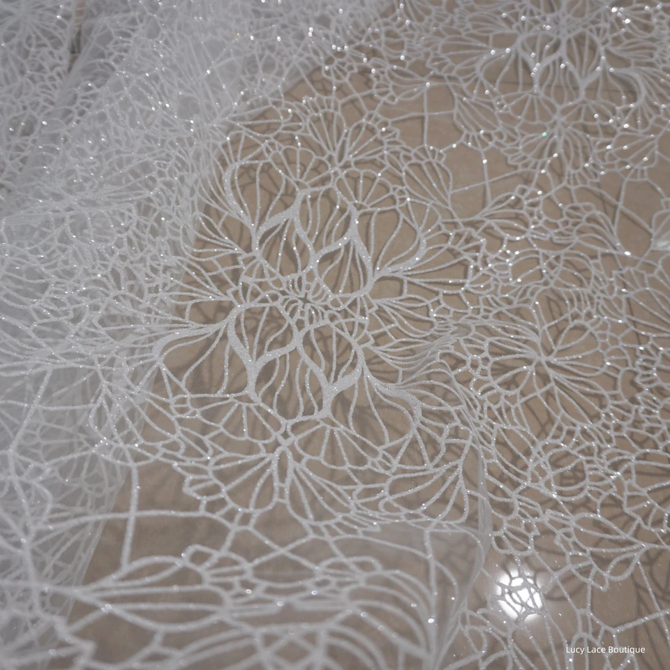 Mimo bielej tylovej sieťoviny so striebornými trblietkami Gázový čipkovaný šijací materiál DIY Shimmer Sparkle Fabrics 150 cm široký veľkoobchod