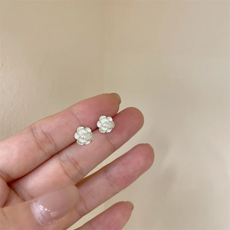 Mini Camellia Flower White Black Enamel Stud náušnice pre ženy sladké geometrické brincos šperky veľkoobchodné letné dievča darček