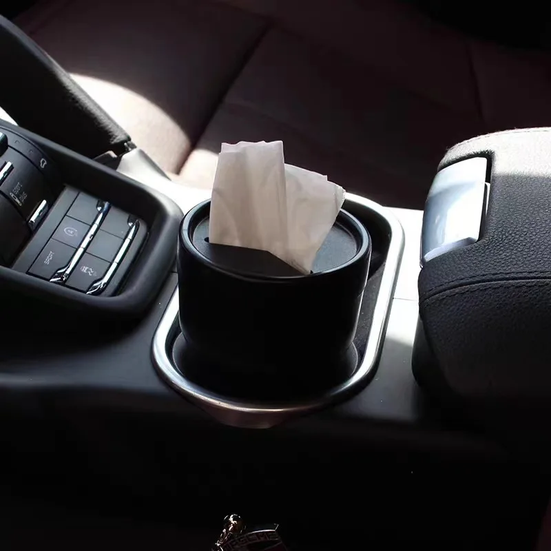 Mini malé čierne auto odpadky Can Clech Storage Cup Cup Container Round Styling Univerzálna veľkosť papierového koša vozidlo Plastový kôš kôň