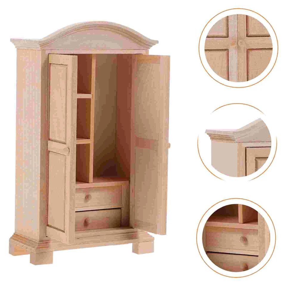 Miniatúrny drevený šatník pre bábiku