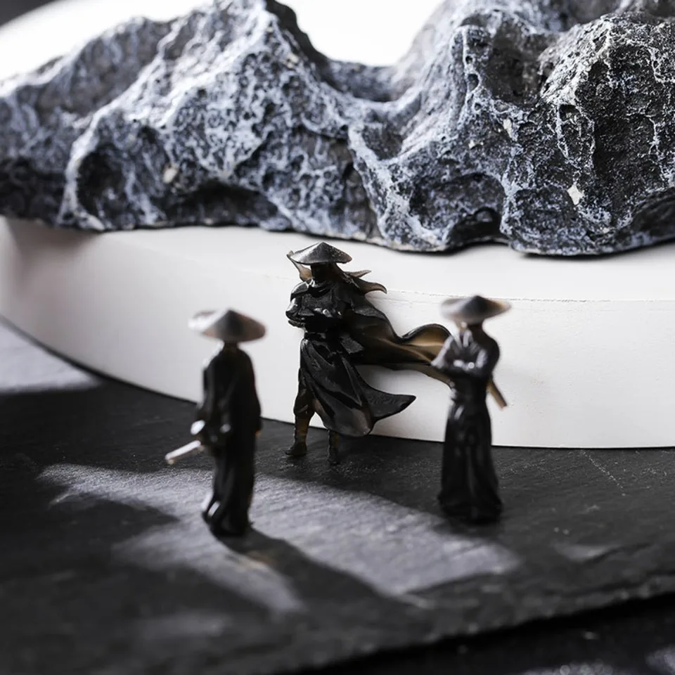Miniatúry Cool Kung Fu Swordsman postava postava čierne biele mini ozdoby pieskové usporiadanie závodu dekorácia